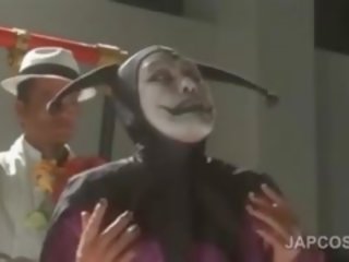 Azijietiškas pranašesnis šikna aktorė vaidina medus į cosplay scena